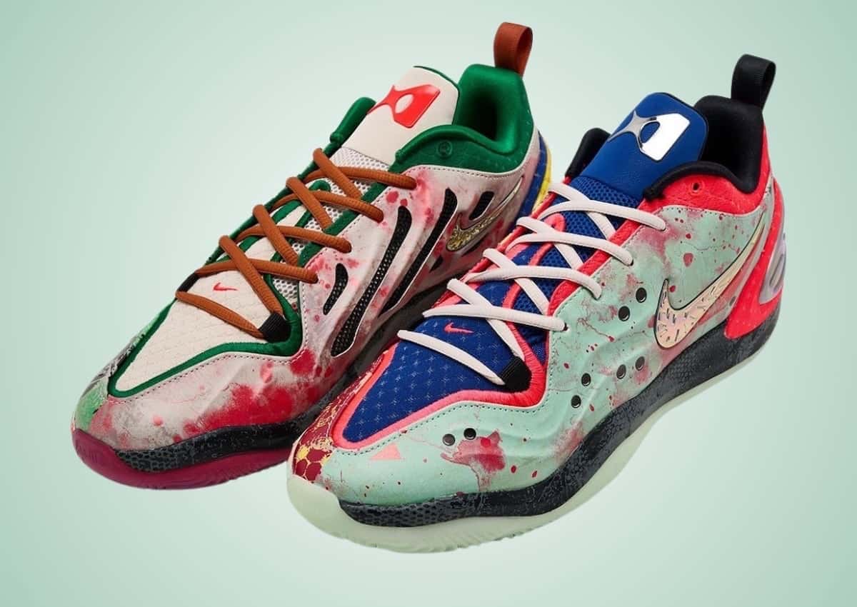 Par de Nike A'Two Potion No. 22 de A'ja Wilson, con salpicaduras rojas sobre verde claro, cordones de distinto color y lengüetas azul y verde