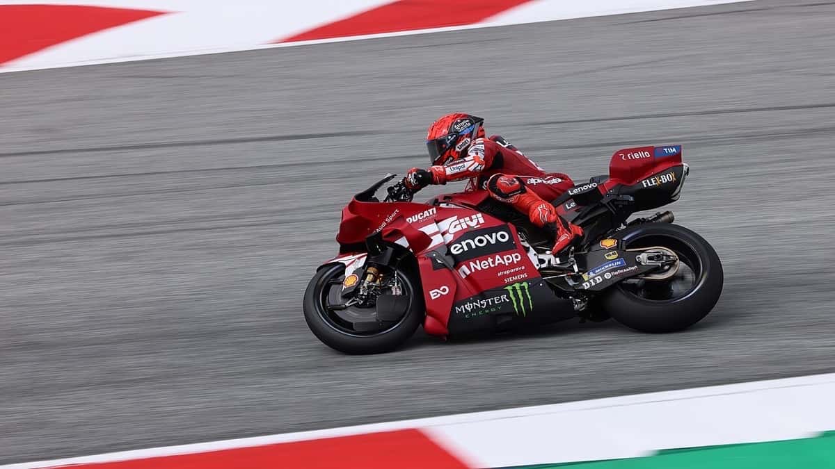 Foto de archivo: Marc Márquez inclina la Ducati roja número 93 en una curva del Gran Premio de Austria 2026