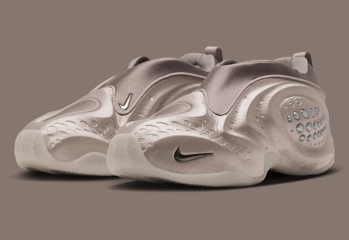 Par de Nike First Sight Shadow Cream II en crema con relieves y detalles plateados, sobre fondo gris pardo
