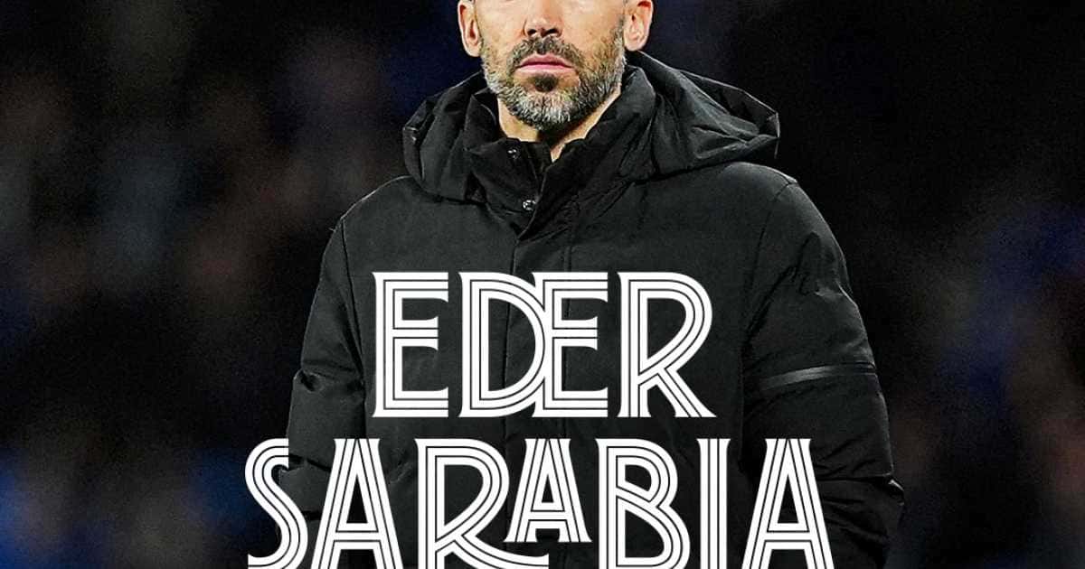 Placa oficial del Espanyol con Eder Sarabia, de campera negra, y su nombre en letras blancas grandes, para anunciar su llegada como entrenador (imagen: prensa RCD Espanyol)