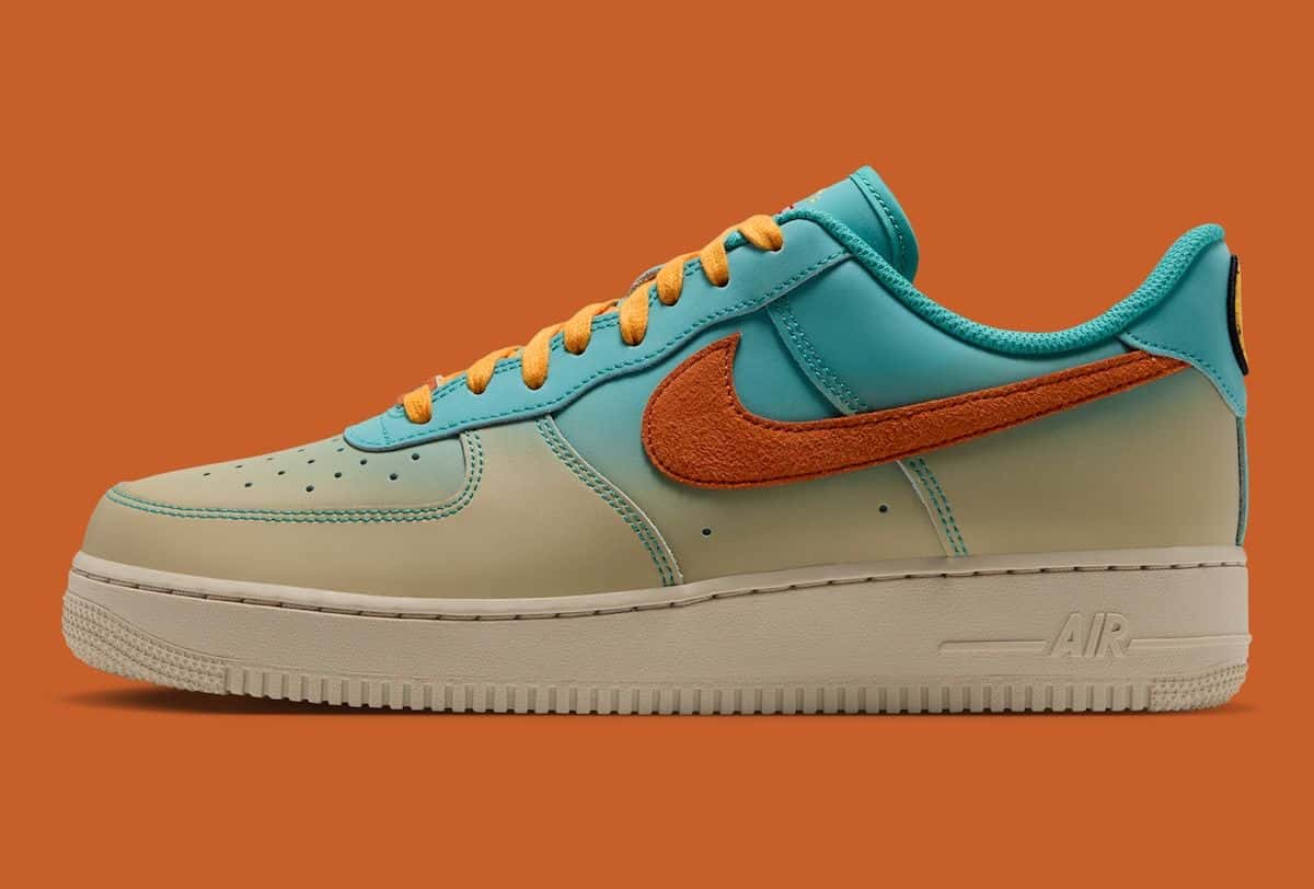 Nike Air Force 1 '07 LV8 N7 de perfil, con degradé de beige a turquesa y Swoosh naranja de chenille, sobre fondo naranja