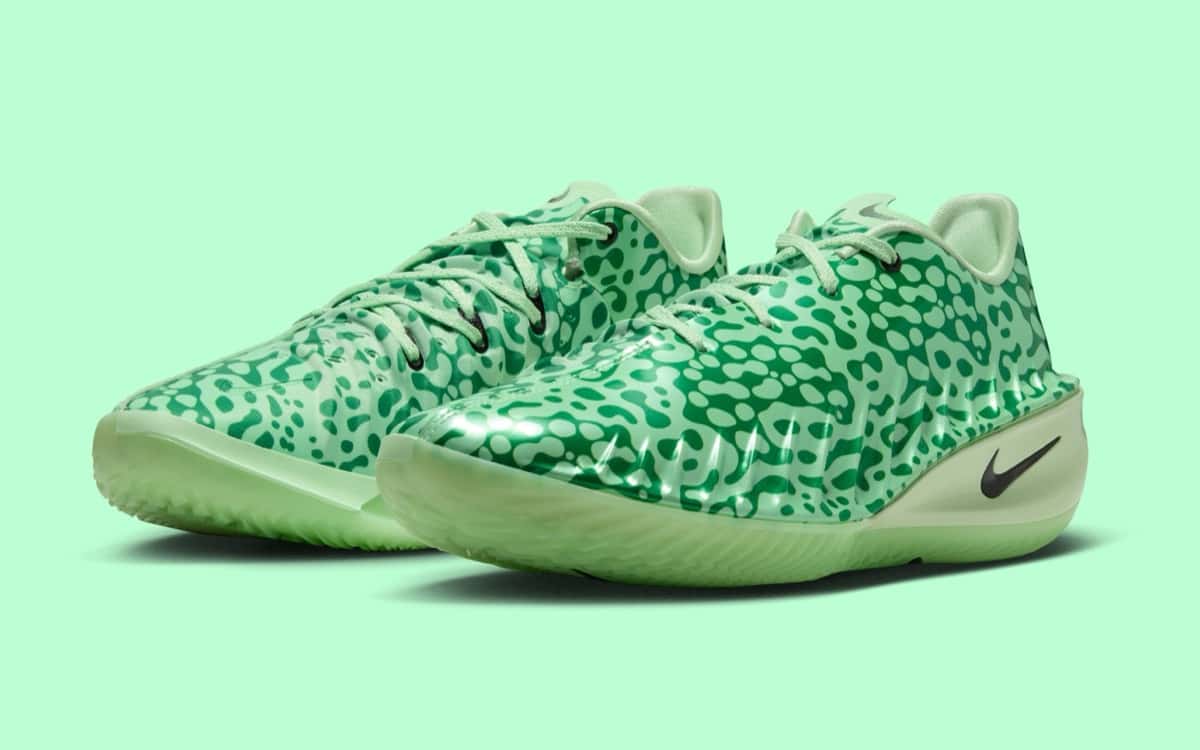 Par del Nike GT Cut 4 Halloween de Victor Wembanyama en diagonal sobre fondo verde agua: capellada de acabado brillante con manchas orgánicas verde oscuro sobre verde claro, cordones verde pálido, swoosh negro en el talón y suela verde semitranslúcida