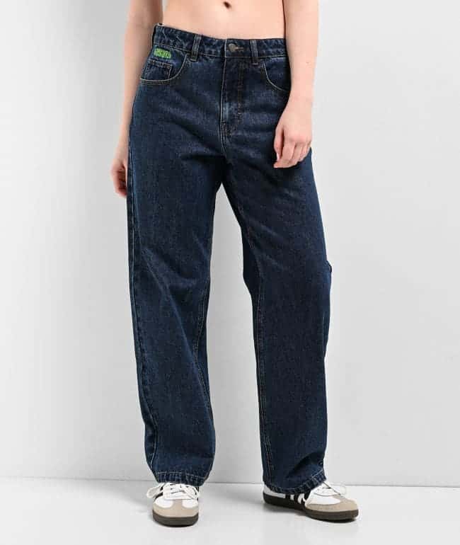 Jeans Empyre Loiter de denim azul oscuro, con pierna recta holgada y bordado verde de la marca junto al bolsillo pequeño