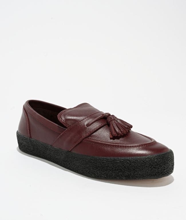 Mocasín de skate Last Resort AB VM005 de piel color vino con borla y suela negra texturizada