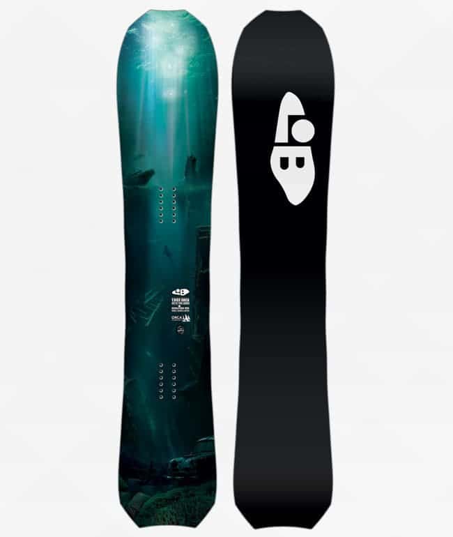 Tabla de snowboard Lib Tech T. Rice Orca 2026 con gráfica de un paisaje submarino atravesado por rayos de luz, junto a su base negra con el logo Lib en blanco