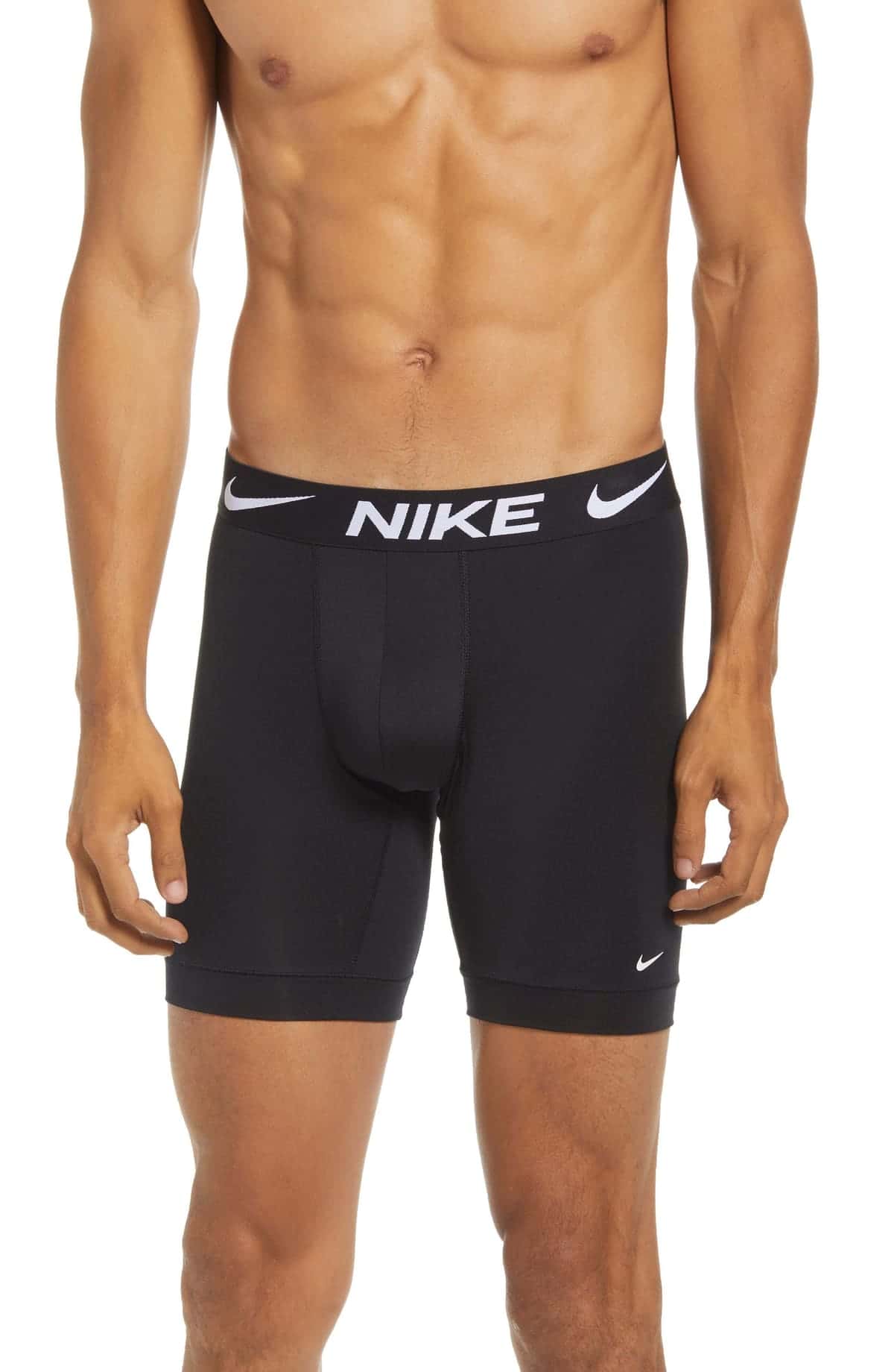 Bóxer largo Nike negro con cintura elástica negra que lleva el logo NIKE y swooshes en blanco