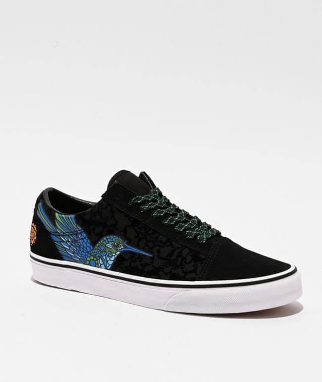 Tenis Vans Old Skool Día de Muertos negros con colibrí azul y verde en el costado y suela blanca